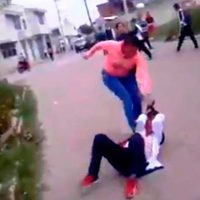 Madre golpea y arrastra a joven que supuestamente agredió a su hija en Tlaxcala (Video)