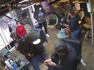 Asaltantes "limpian" barbería y golpean a un cliente en Toluca