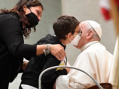 Un niño con discapacidad, sube de forma espontánea al estrado en la audiencia del Papa