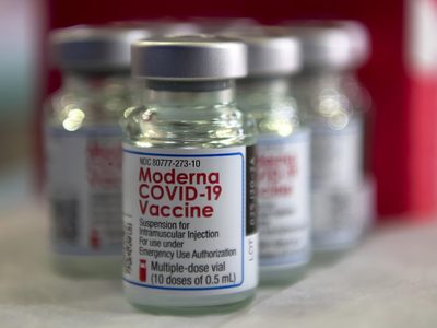 Aprobaron la aplicación de la vacuna de Moderna en menores de edad en Argentina
