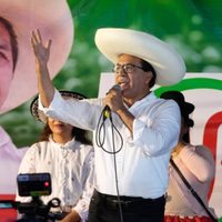 Un izquierdista sorprende y se cuela a la segunda vuelta electoral en Perú