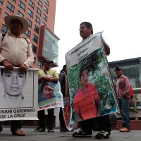 Padres de los 43 protestan en la SRE