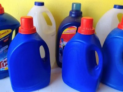 Los envases vacíos de jabón líquido para la ropa pueden ser un tesoro para reciclar y organizar el lavadero como revista de decoración