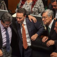 Ciudadanos protestan en el Congreso de Chiapas por autorizar la licencia a Velasco