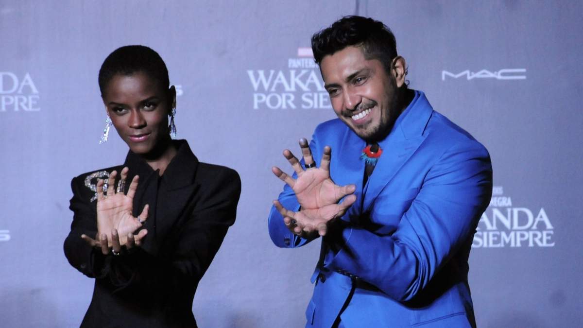 Letitia Wrigth y Tenoch Huerta, durante la premier en México de Wakanda Forever
