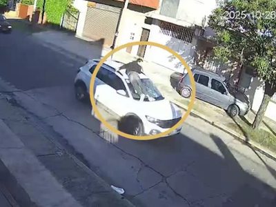 Una mujer manejó seis cuadras con un hombre colgado del capot tras un choque