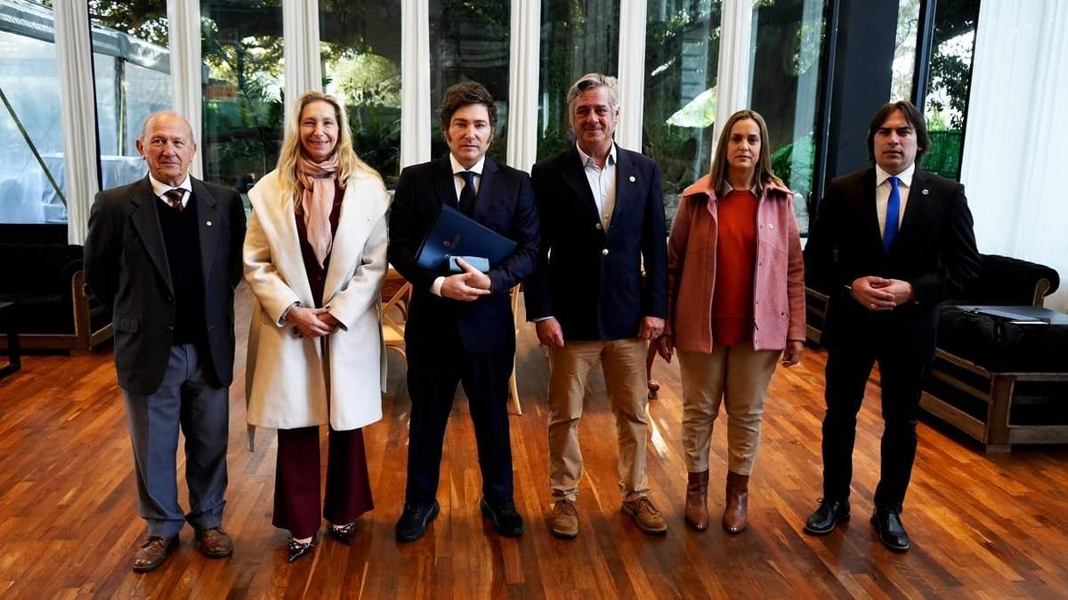 Los máximos dirigentes de las entidades que integran la Comisión de Enlace de Entidades Agropecuarias se reunieron, en el predio de la Sociedad Rural Argentina, con el presidente Javier Milei