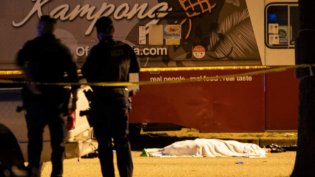 Una víctima cubierta con una tela se ve junto a un food truck después de que un auto embistiera contra una multitud en el Festival Lapu Lapu en Vancouver, Columbia Británica, 26 de abril de 2025