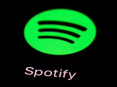 Spotify pagó nueve mil millones de dólares en regalías en 2023. Esto impulsó el crecimiento