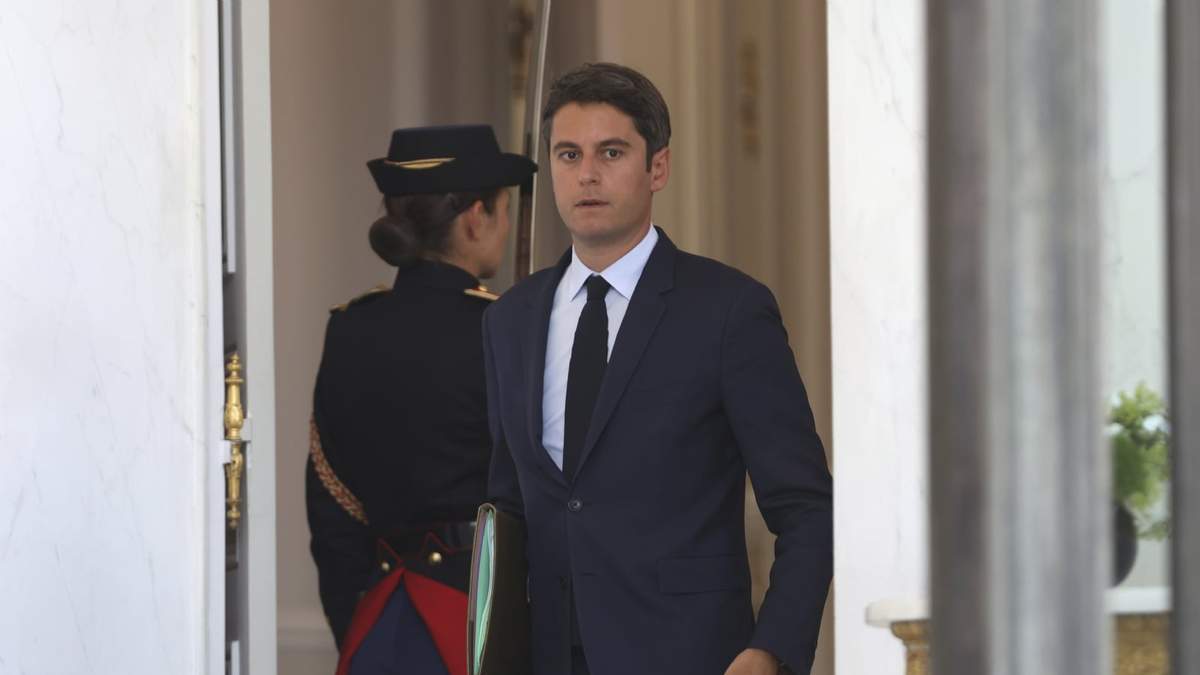 El primer ministro francés, Gabriel Attal, sale de la reunión semanal del Gabinete, el martes 16 de julio de 2024 en París.