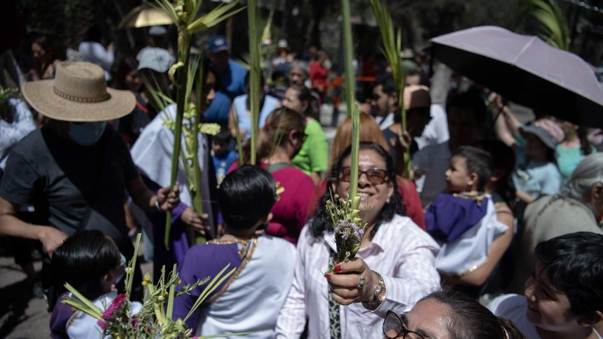 Es recomendable llevar paraguas en los días de Semana Santa... para el Sol o por si hay lluvia