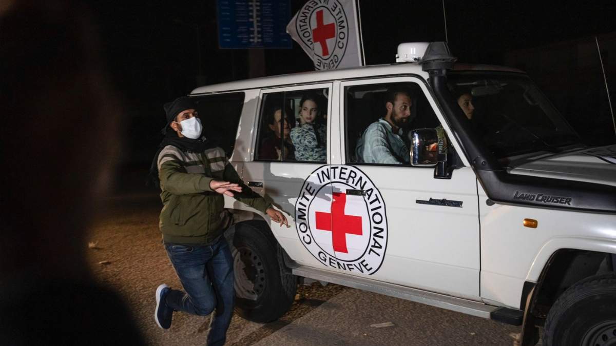 Un vehículo de la Cruz Roja con rehenes israelíes a bordo en la Franja de Gaza con dirección a Egipto en Rafah en 2023