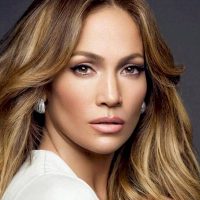 Jennifer López arranca todo y presume su nuevo bañador de tigresa... ¡Lomazo!