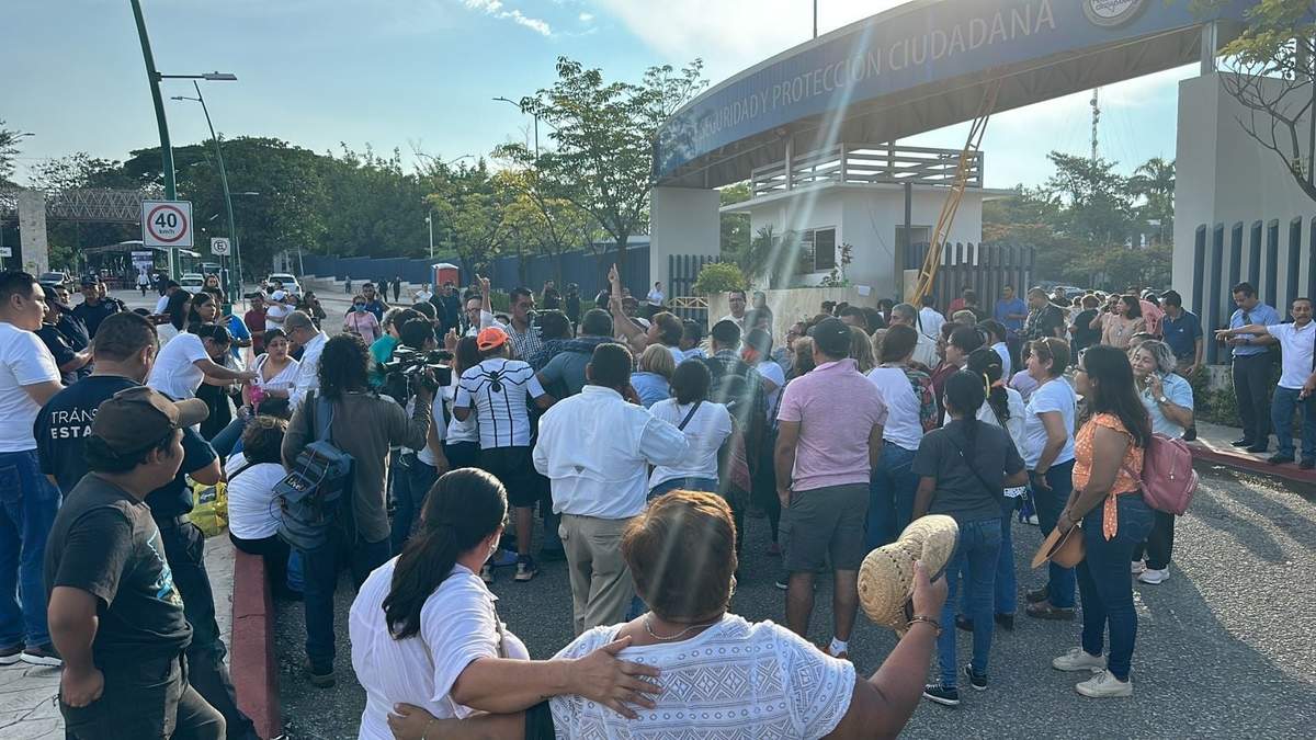 Los trabajadores liberados fueron llevados con sus familiares, que mantenían un plantón frente a la SSyPC
