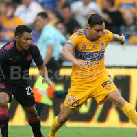 En tiempo de compensación y de penalti, Tigres gana 1-0 a Chivas; Monterrey empata y sigue de líder