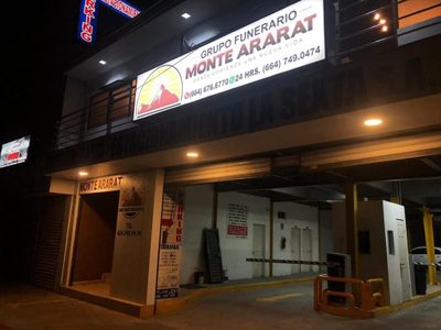 Clausuran funeraria de Tijuana que tenía en el suelo a fallecidos por covid-19