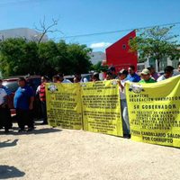 Policías arremeten contra taxistas en Campeche; hay cinco detenidos