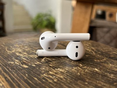 Padres demandan a Apple y denuncian que perdió la audición por el uso de AirPods