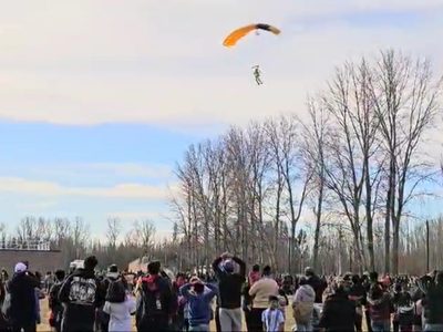 Se enredó su paracaídas y cayó al suelo durante los festejos por el Día de las Infancias