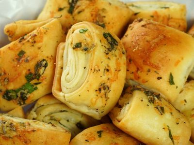 Preparate para el mate sin gastar de más y hacé estos pancitos de ajo en simples pasos