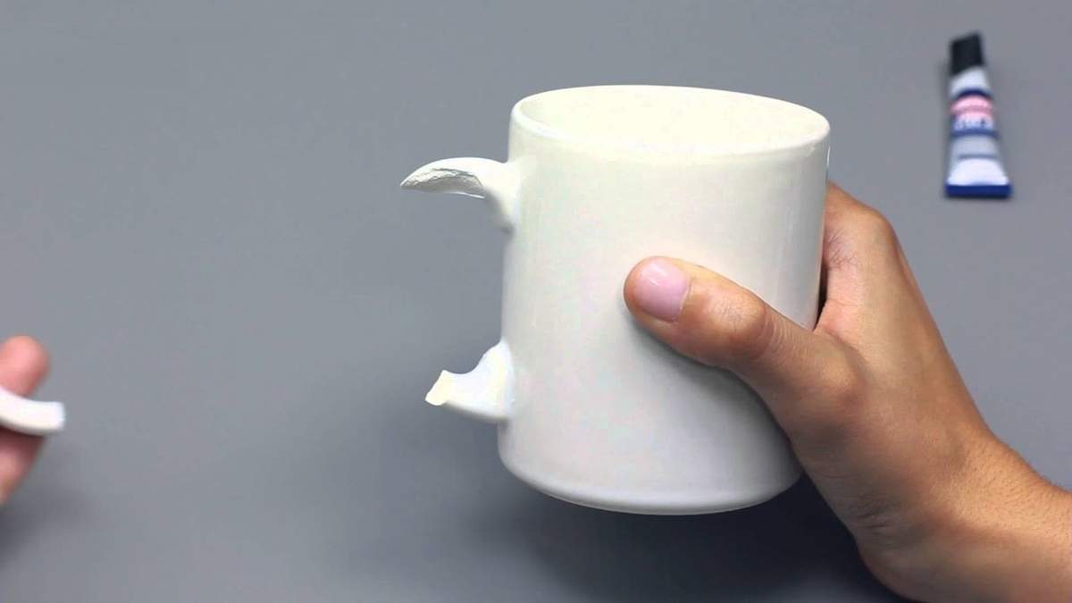 Reciclaje con tazas rotas. Fuente: (X)