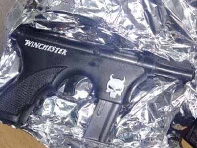 Dos sujetos viajaban en el Metro con 6 subametralladoras; fueron interceptados y detenidos