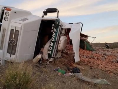 Volcó un camión de ladrillos en la Ruta 237 y hay dos personas heridas