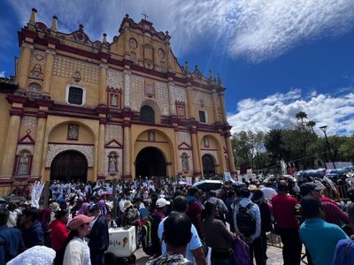 Miles participan en peregrinación para exigir justicia por el asesinato del padre Marcelo