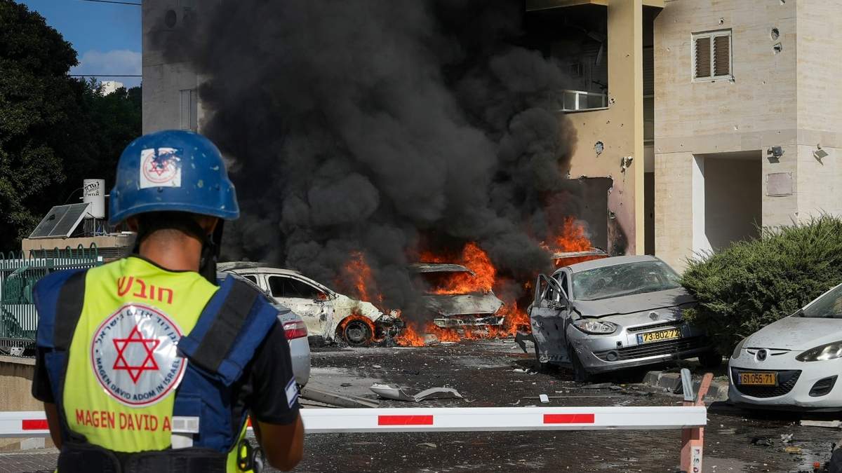 Automóviles arden después de que un cohete disparado desde la Franja de Gaza impactara en un estacionamiento y un edificio residencial en Ashkelon, en el sur de Israel