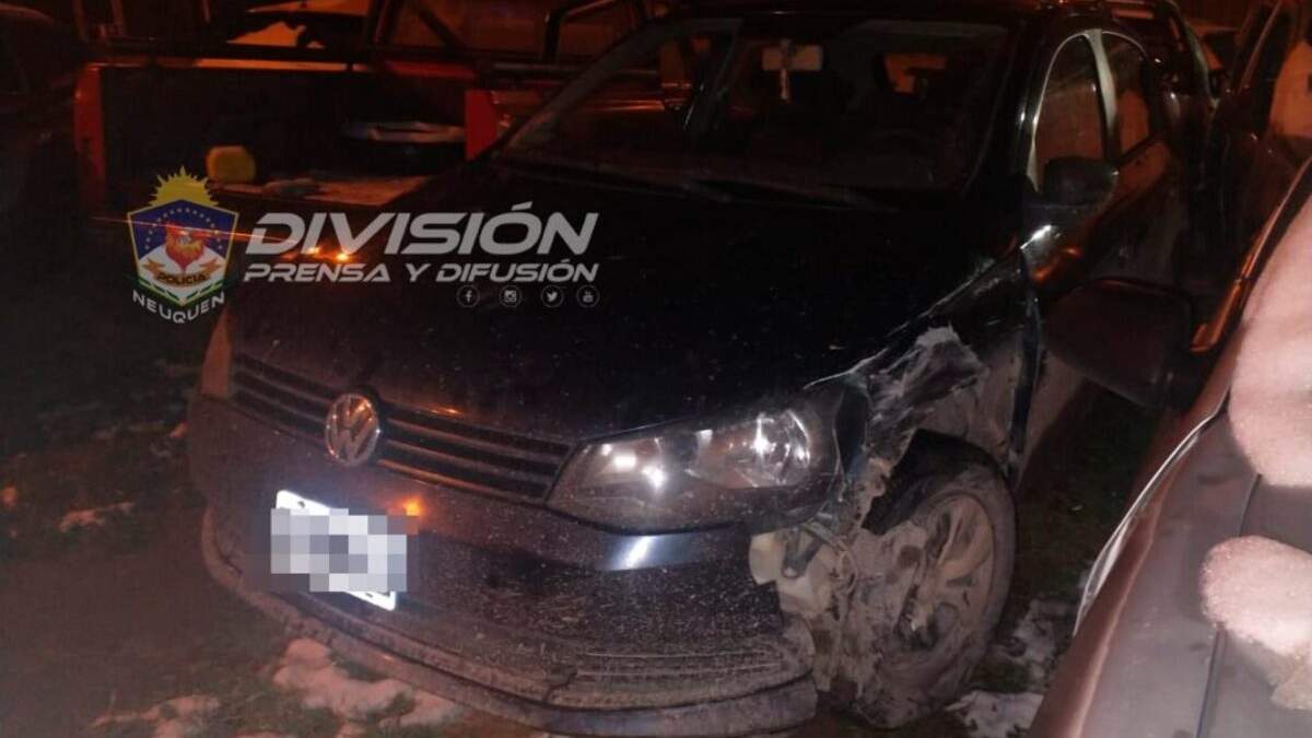 El auto Volkswagen Gol Trend color negro era conducido por una mujer de 30 años domiciliada en Centenario. Fuente: (Facebook)