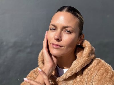 Flexibilidad, foco y energía: Pía Slapka suma la vertical a su rutina de yoga y estiramientos
