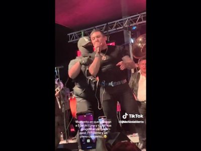 Bajan del escenario al cantante Edwin Luna por la supuesta presencia de personas armadas (Video)