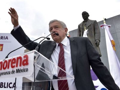 'No habrá represalias ni persecución contra adversarios”, dice AMLO al registrarse en el INE