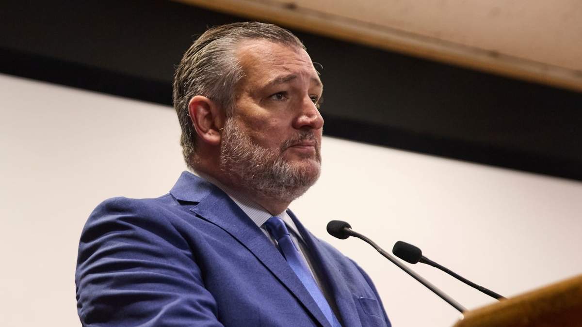 El senador estadunidense Ted Cruz habla con periodistas sobre su visita a México
