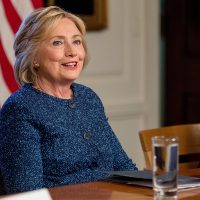 Hillary está sana y en forma para ser presidenta, asegura su médico