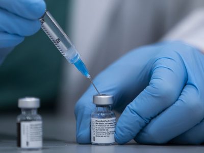 Se buscan voluntarios: Pfizer comenzó los ensayos clínicos de su vacuna contra la variante Ómicron
