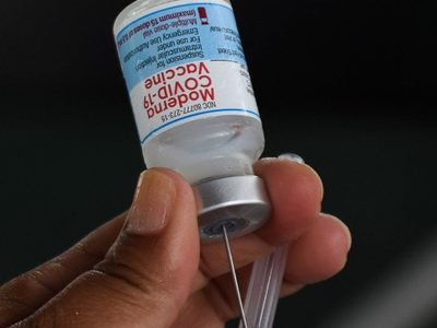 Llega primer lote de vacunas de Moderna contra covid-19 para venta en farmacias
