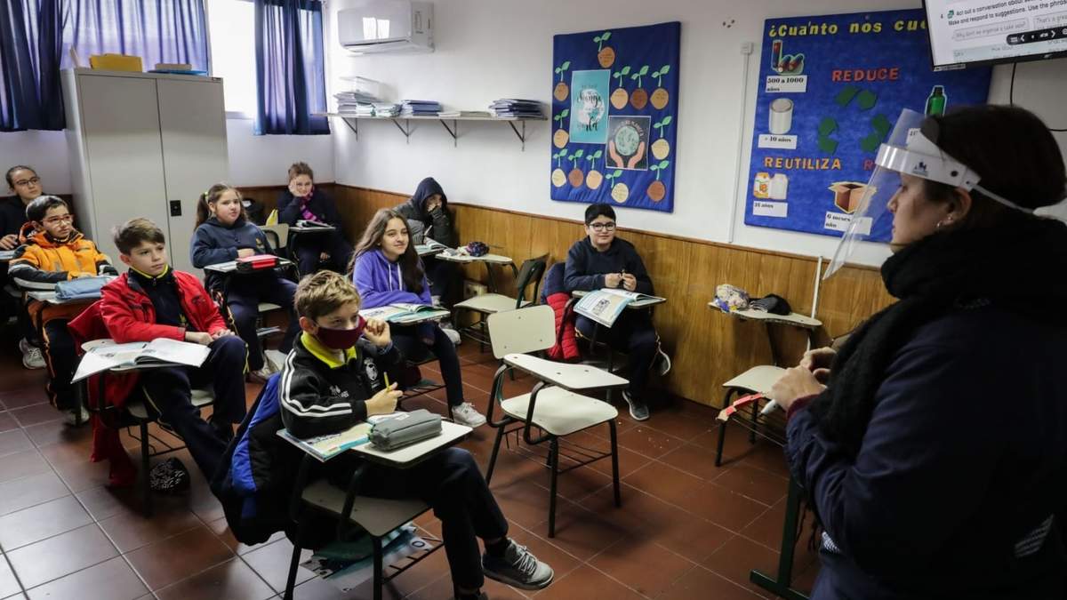 Uruguay es uno de los pocos países que tiene sus escuelas abiertas desde junio. Fuente: (Twitter)