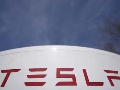 Un hombre embistió con su coche a manifestantes frente a un concesionario de Tesla