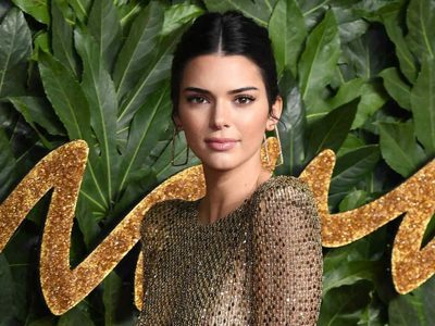 Kendall Jenner promociona venta de remeras para recaudar fondos