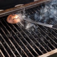 El truco de la cebolla para limpiar tu parrilla después del asado y dejarla impecable y como nueva