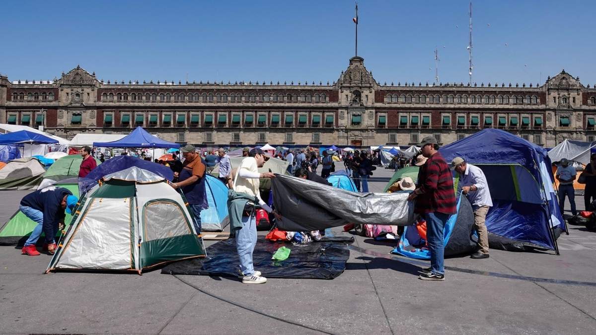 Los integrantes de la CNTE retiraron sus casas de campaña