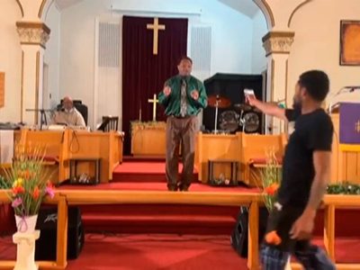 Un sujeto intenta disparar contra pastor en una iglesia en plena misa