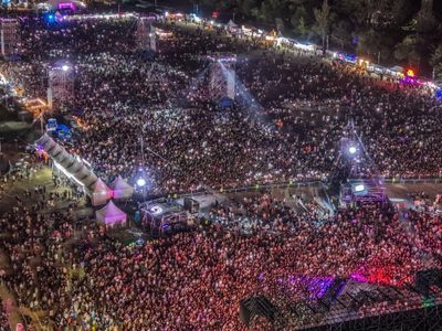 Noche inolvidable en la Confluencia: Luck Ra, "sillas voladoras" y una multitud récord