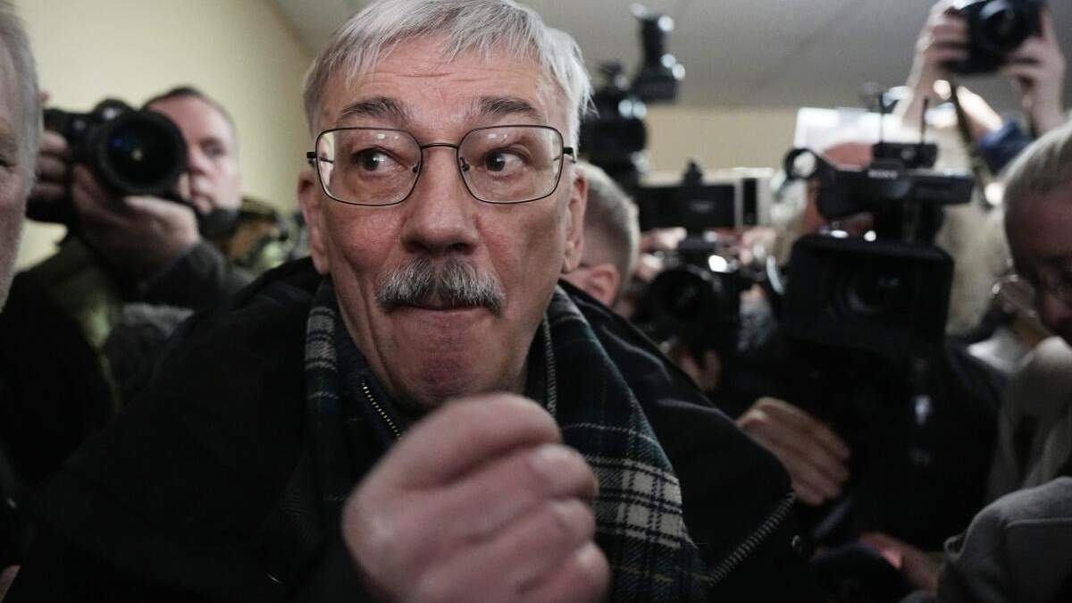 El copresidente del grupo ganador de un Nobel de la Paz Centro de Derechos Humanos Memorial, Oleg Orlov, se ve rodeado por periodistas antes de una sesión judicial acusado de desacreditar al ejército ruso en Moscú, Rusia