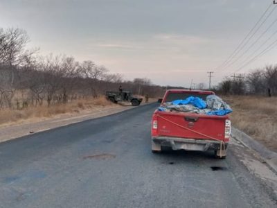 Hallan 12 cadáveres en la caja de una camioneta en Michoacán