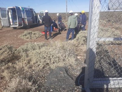 Tres trabajadores petroleros se salvaron de milagro al explotar un pozo que "escupió" caños tubing