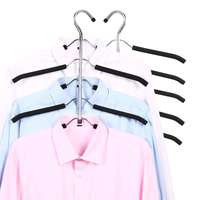 Con ayuda de 1 percha de ropa vieja: mirá este trucazo para colgar las toallas y ahorrar espacio