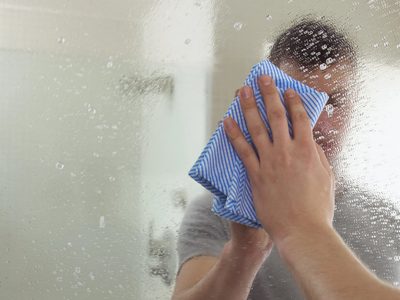 Si estás cansado de las marcas de huellas en los espejos, esta mezcla mágica te va a solucionar la vida