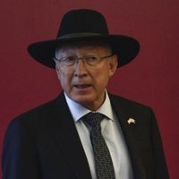Muerte de 39 migrantes en incendio es producto de un "sistema de migración quebrado": Ken Salazar